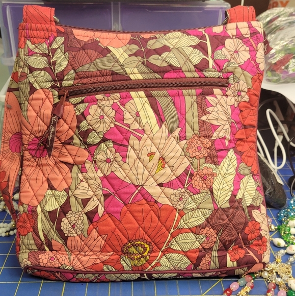 Vera Bradlwy Floral Quilted Crossbody Bag 21" x 21" x 2" - Picture 4 of 10